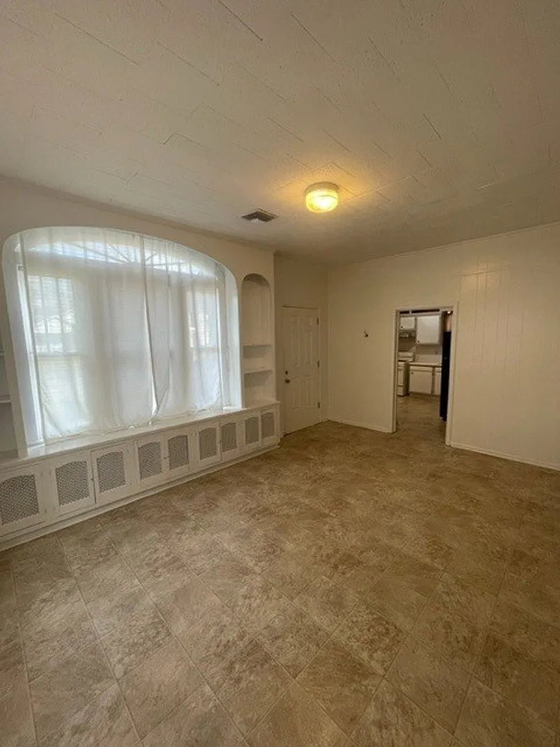 806 University — Photo 3