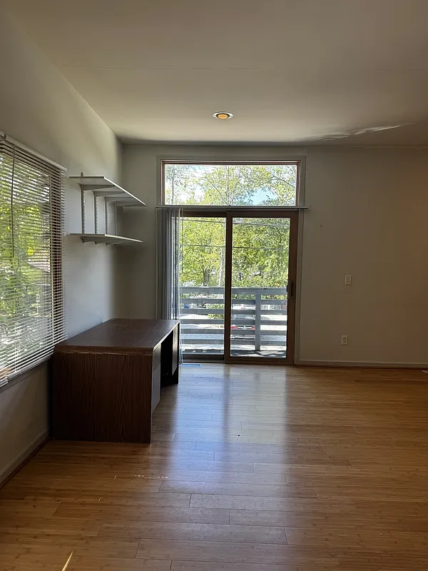 1 bed, 1.0 bath, 300 sqft, $990 — Photo 3
