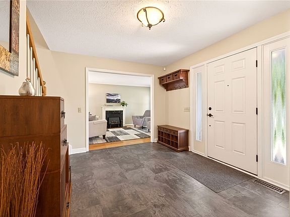 5th image of 81 Broadmoor Trl