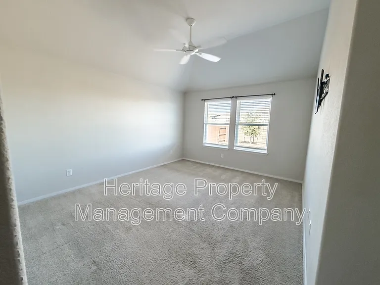 139 Lyndon Dr — Photo 12