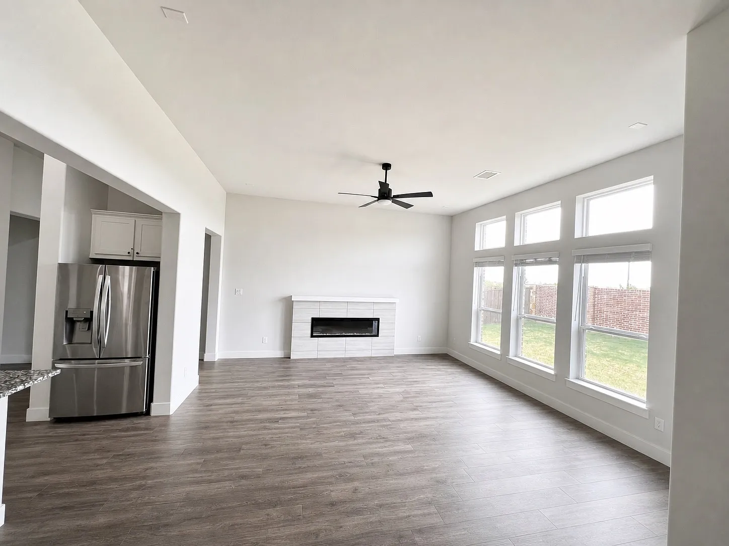 3 bed, 2.5 bath, 1930 sqft, $2,549 — Photo 2
