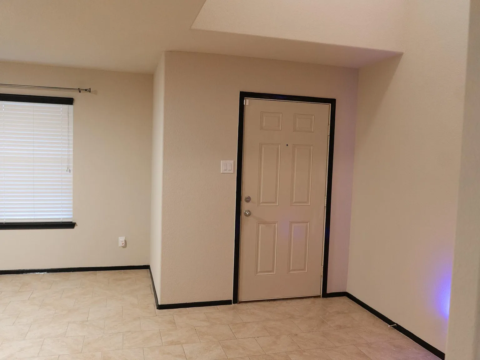 4 bed, 2.5 bath, 2728 sqft, $2,300 — Photo 3