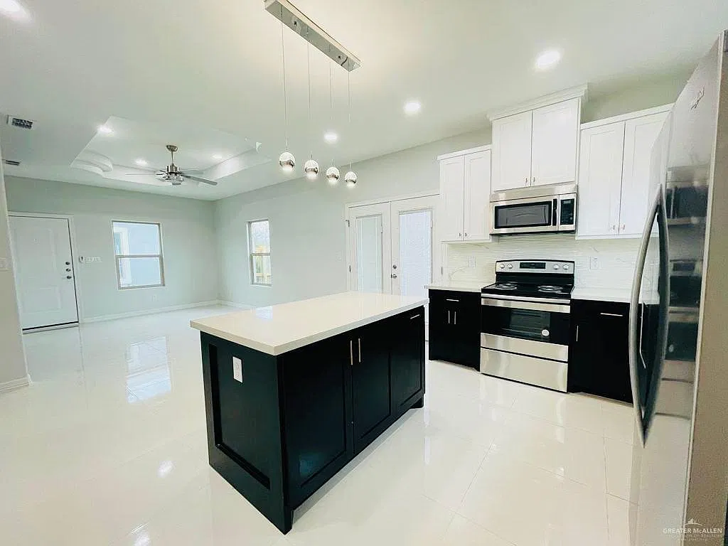 3 bed, 2.0 bath, 1075 sqft, $1,100 — Photo 4