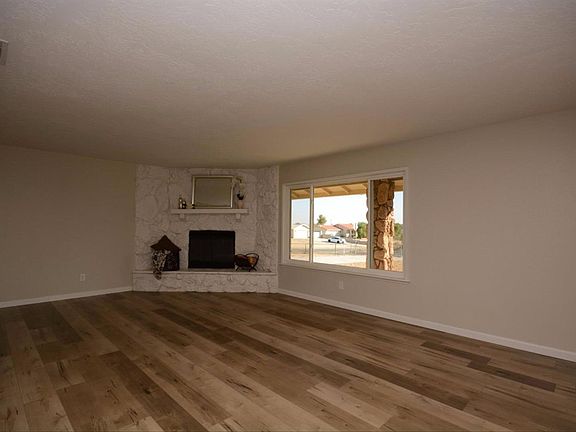 4th image of 15205 Vasquez Ln