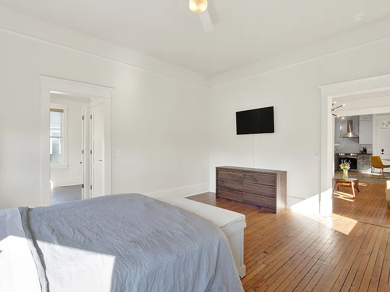 402 W 41st St #B — Photo 7