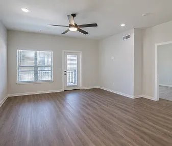 1 bed, 1.0 bath, 700 sqft, $990 — Photo 2