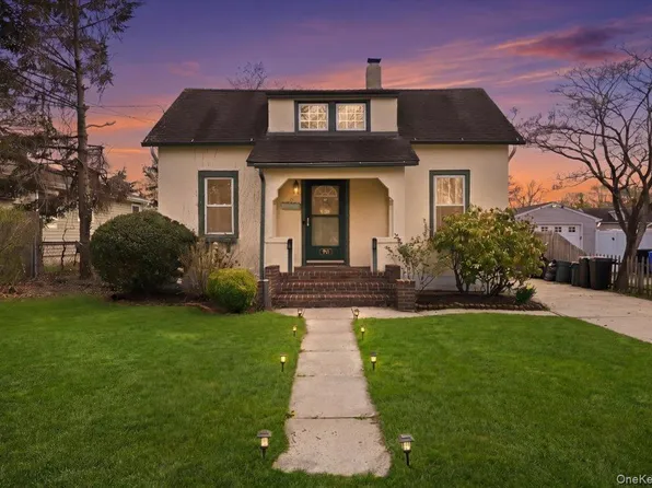 36 Pine Street, Islip, NY 11751