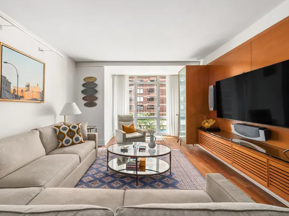 300 East 55th Street image 1 of 10