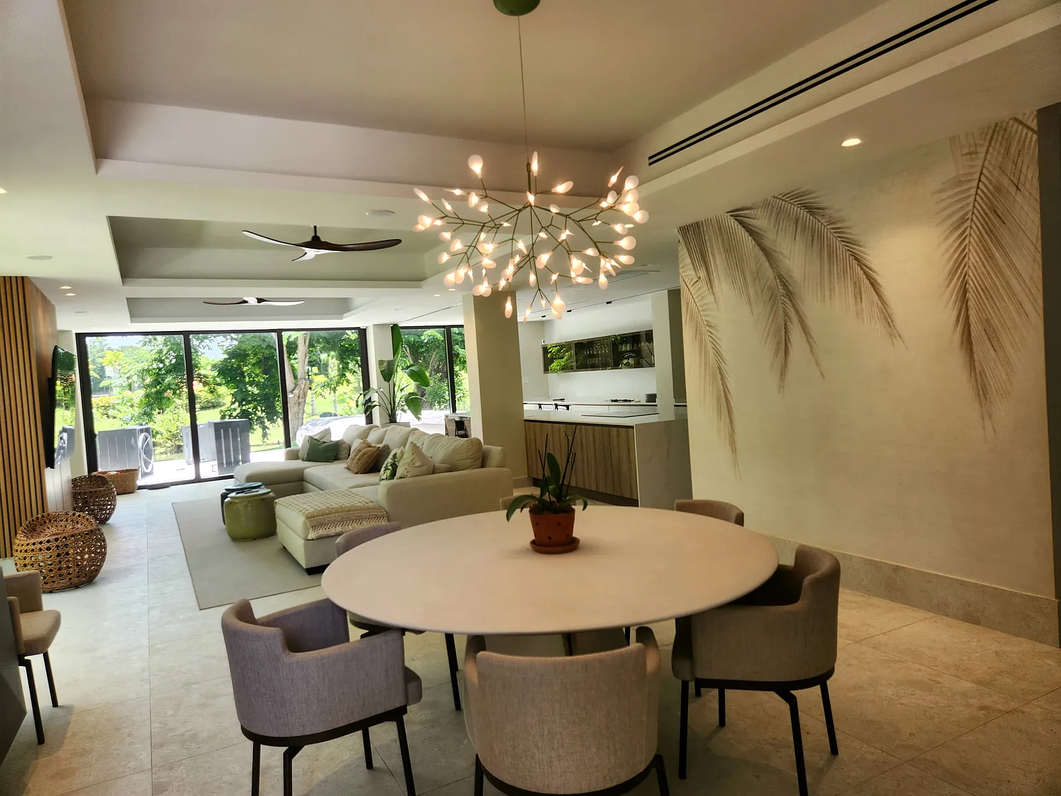 4 bed, 4.5 bath, 4000 sqft, $30,000 — Photo 2