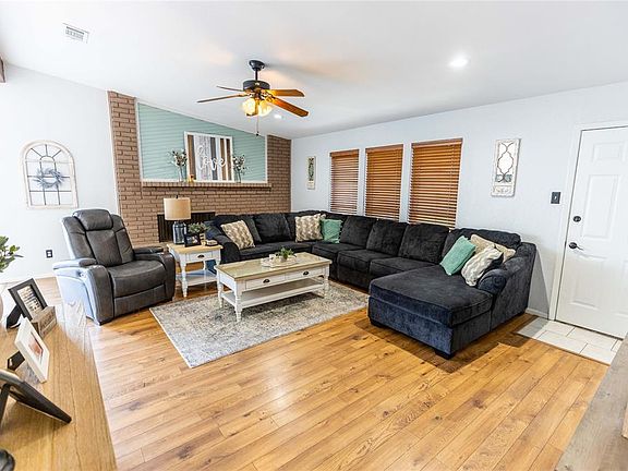 2nd image of 2807 Hedgeway Dr