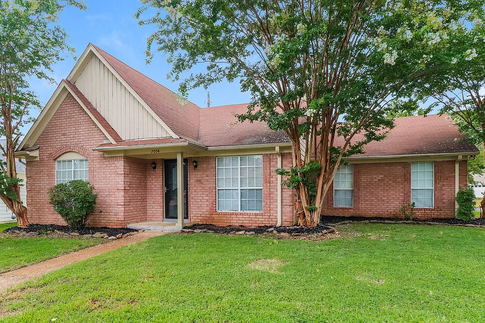 3 bed, 2.0 bath, 1275 sqft, $1,670 — Photo 3