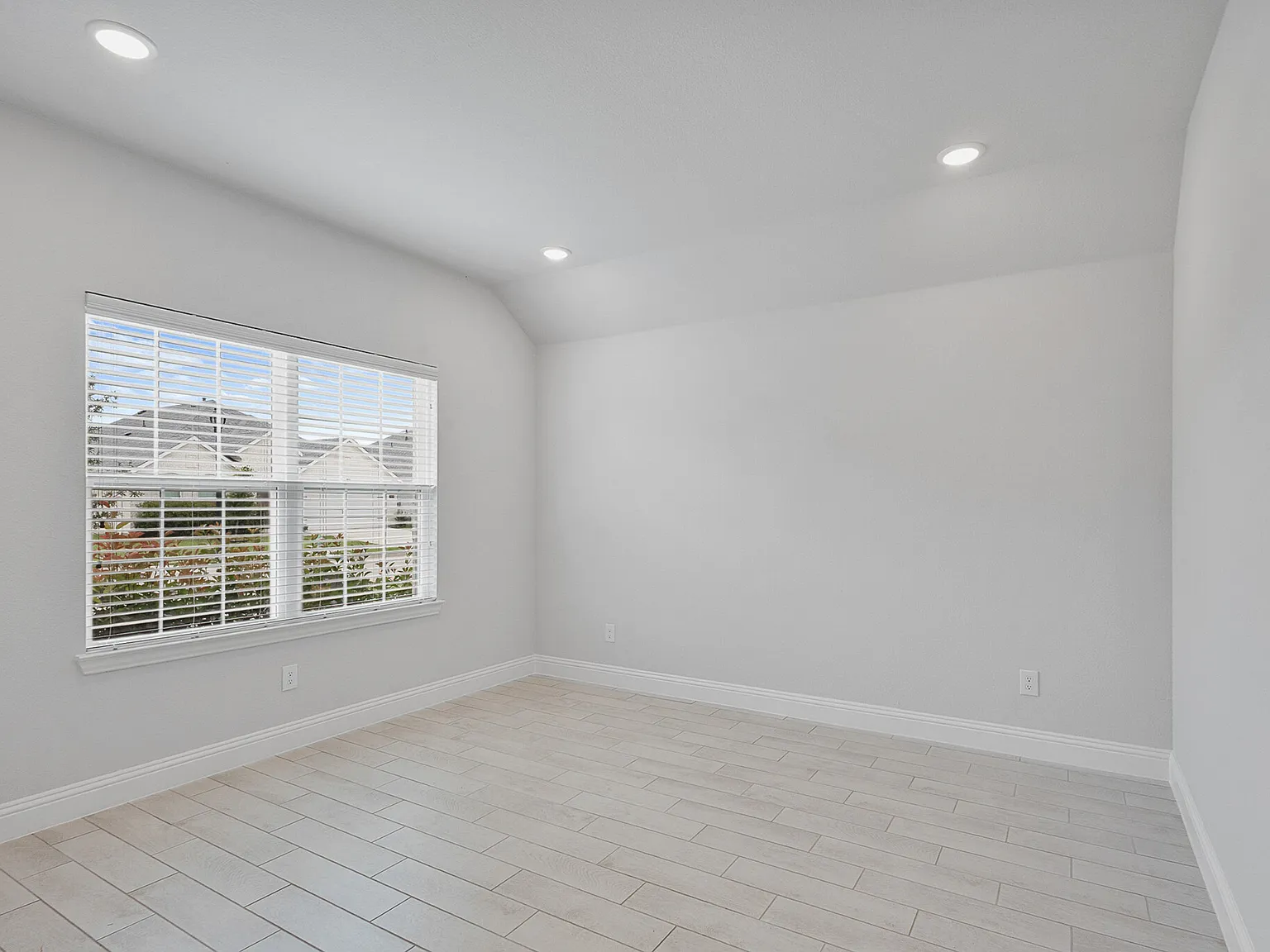 3 bed, 1932 sqft, $2,295 — Photo 4