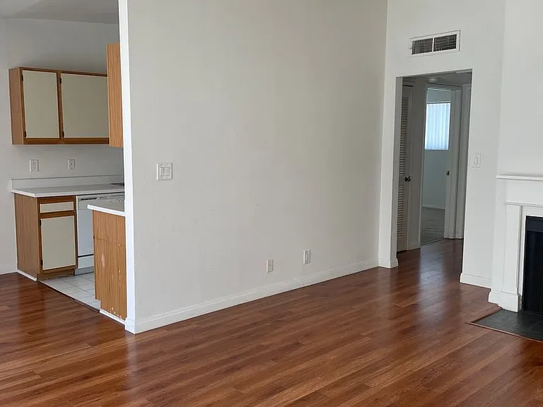 647 N Hayworth Ave — Photo 4
