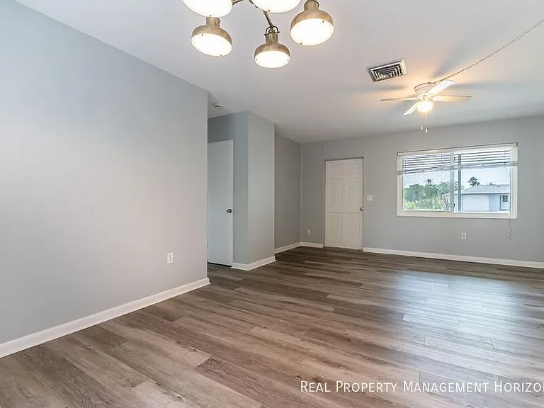 535 Oxford Dr — Photo 9
