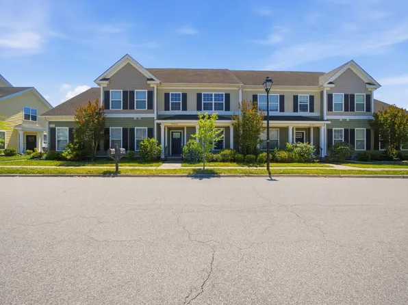 3135 Patrick Henry Dr, Chesapeake, VA 23323