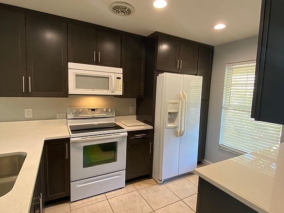 5th image of 384 Estero Ct