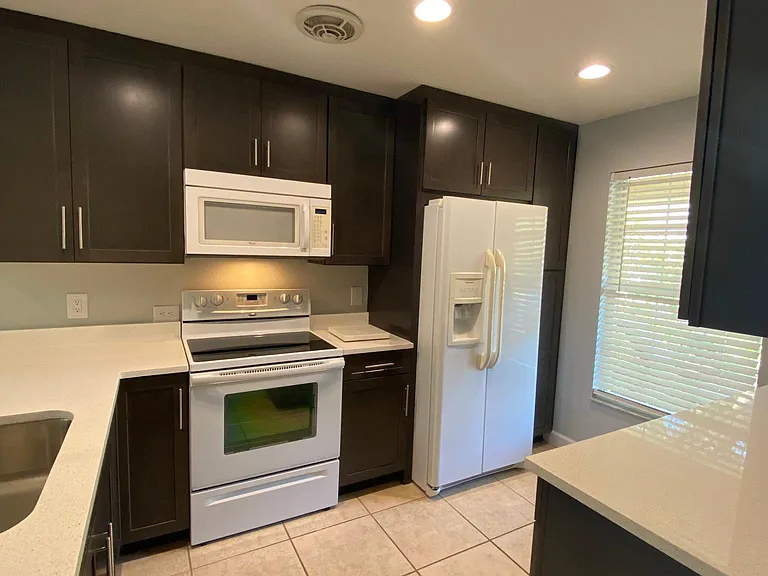 384 Estero Ct — Photo 5