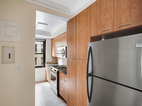 5th image of 315 W 57th St APT 15J
