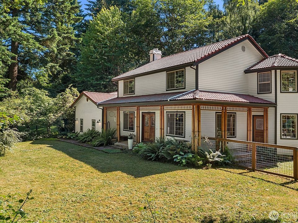 This lovely and welcoming home on the north end of Vashon is the perfect base to explore Vashon and the whole Puget Sound!>