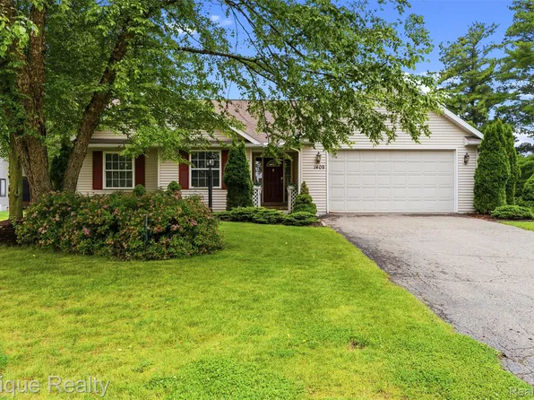 1409 Meadow Green Ln, Linden, MI 48451