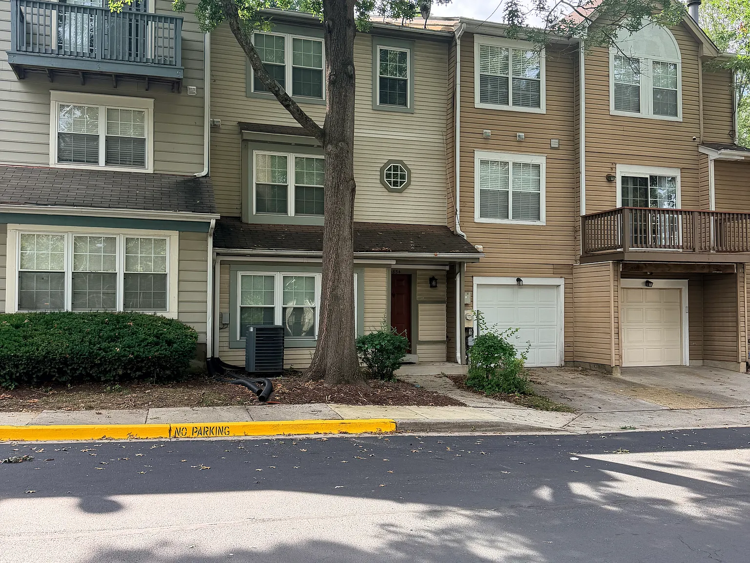 3 bed, 2.5 bath, 1899 sqft, $2,850 — Photo 2