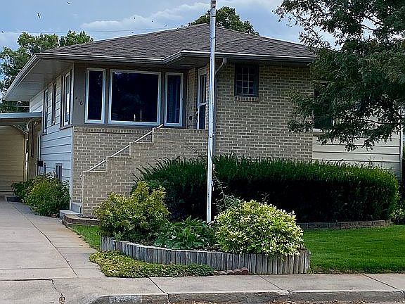Street view of front yard