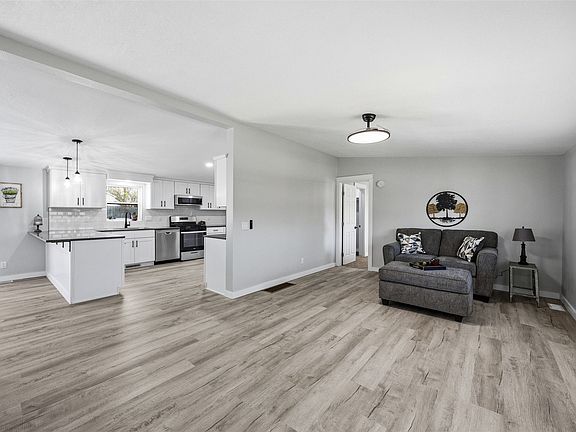 3rd image of 714 Regal Ridge Ct