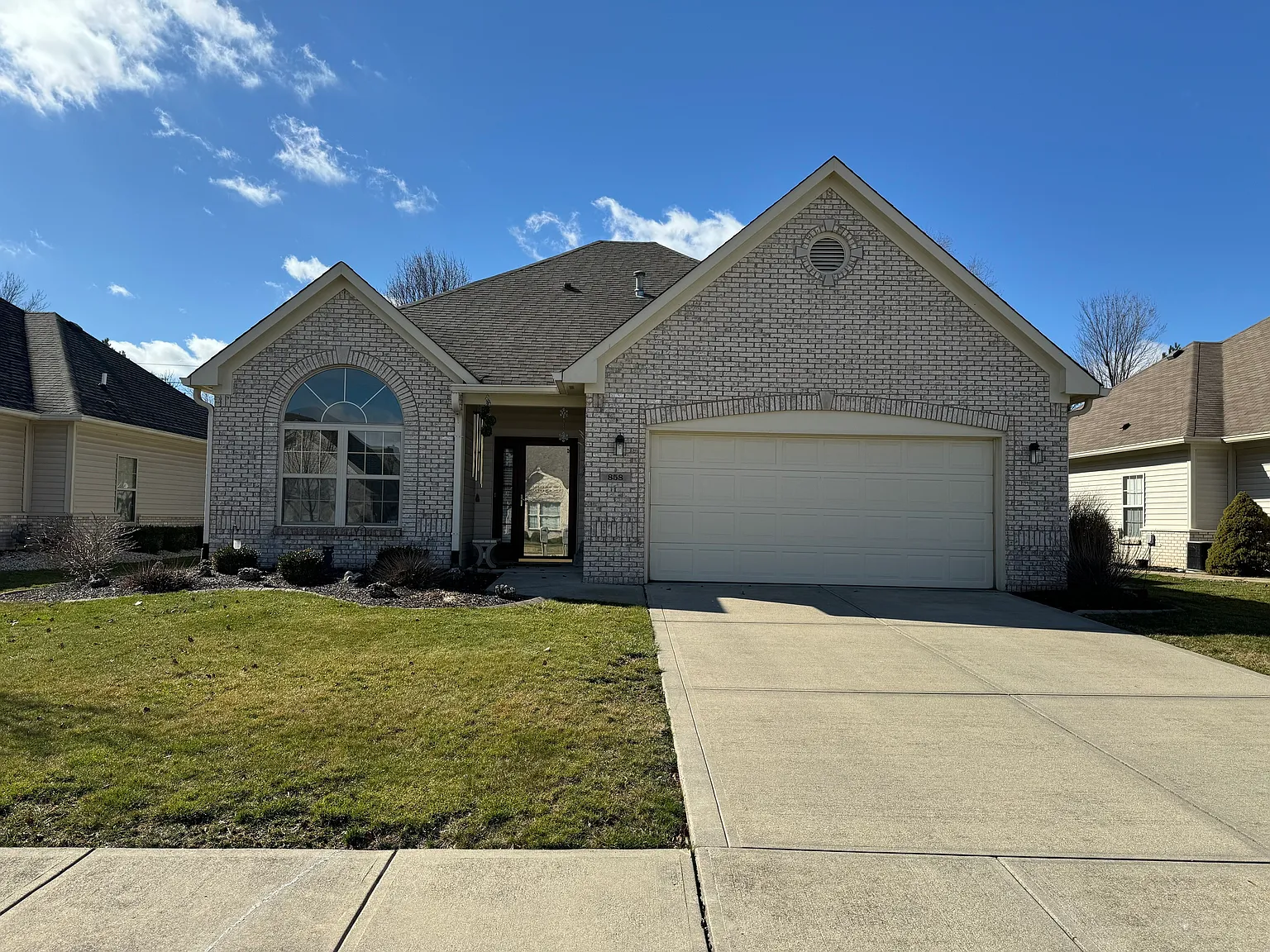 858 Fairfield Dr photo 1