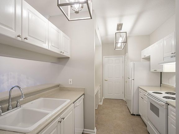 Welcome Home! Amazing location in the heart of Green Hills. close to downtown Nashville down the street from the Mall at Green Hills, Belmont University, Vanderbilt University and hospitals, Music Row. Ground floor unit in gated community. Pool clubhouse