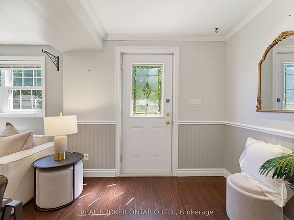 4th image of 94 1st St W