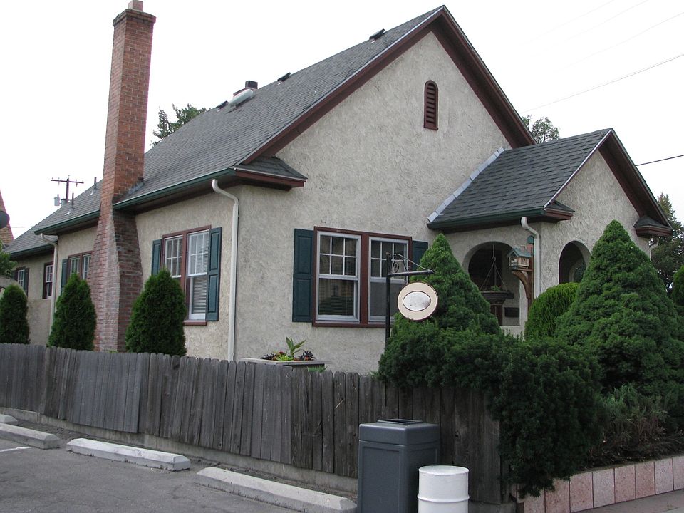 Classic stucco bungalow 