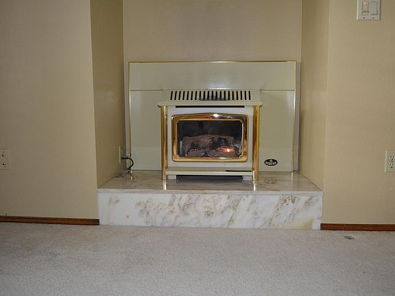 Living room w/ gas FP