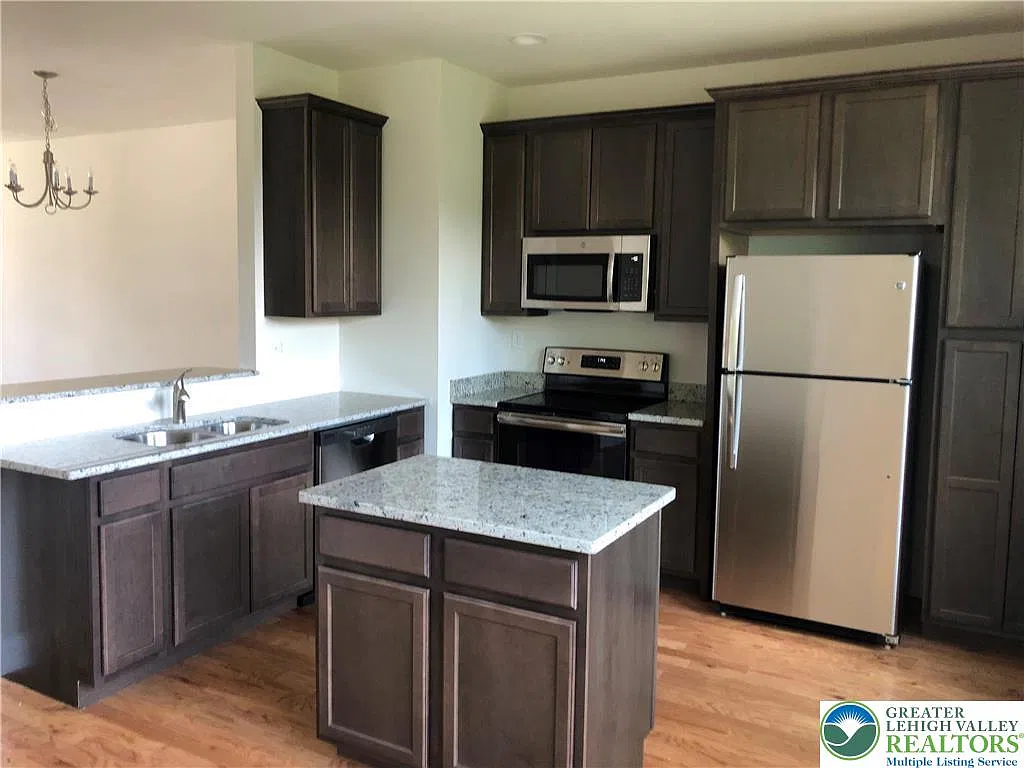 3 bed, 5.0 bath, 2252 sqft, $2,500 — Photo 2