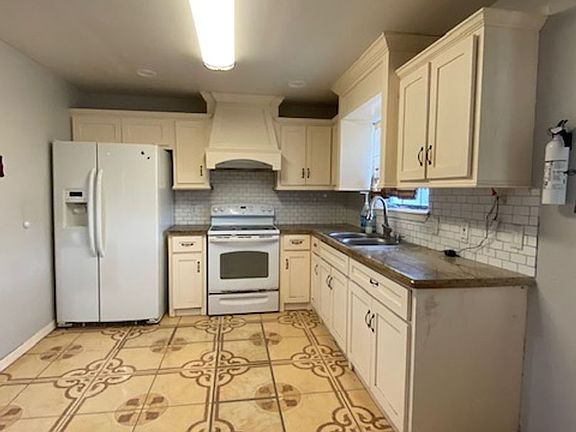 3rd image of 2411 S Tulipana Ave