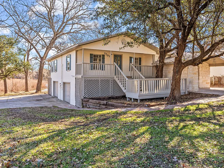 1701 E Lake Dr — Photo 2