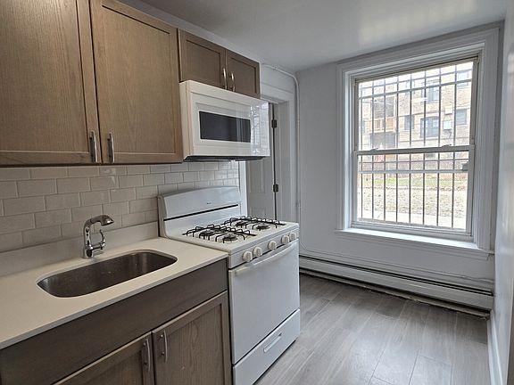 4th image of 4866 N Magnolia Ave APT 404