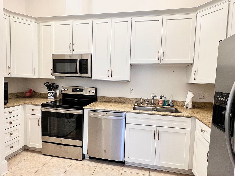 Kitchen with all new appliances within the last 3 years (old fridge pictured)
