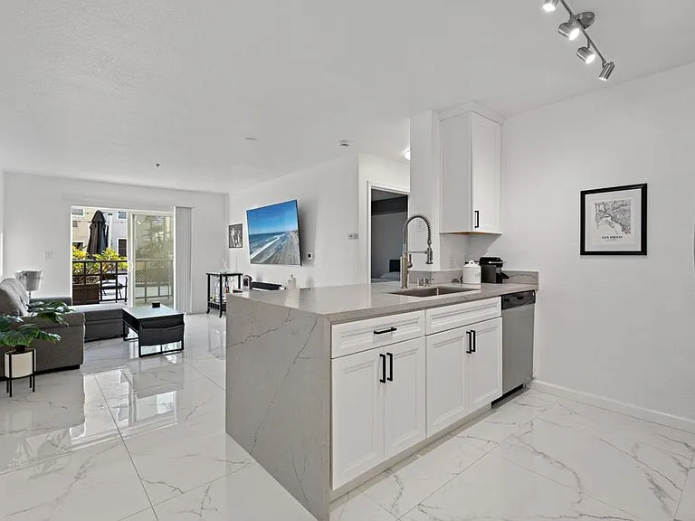 1970 Columbia St #203 — Photo 3