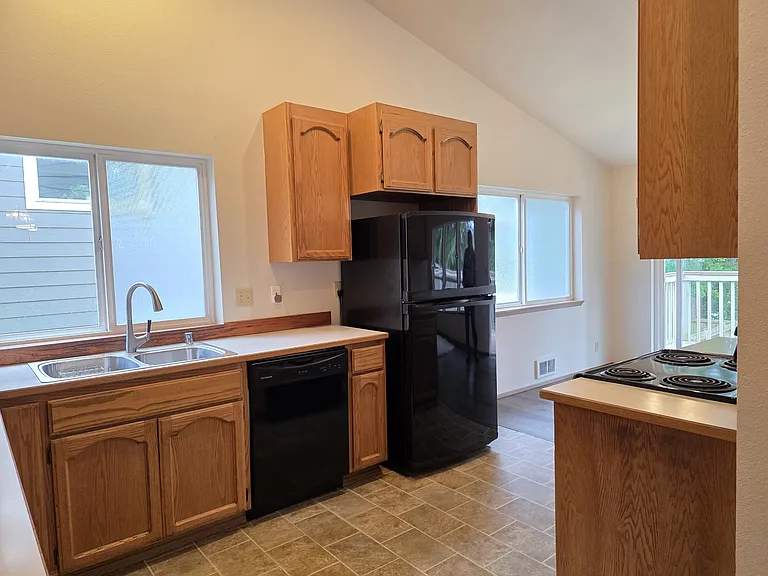 384 Selkirk Dr — Photo 29