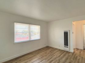 4130 E 10th Street, 4130-01
