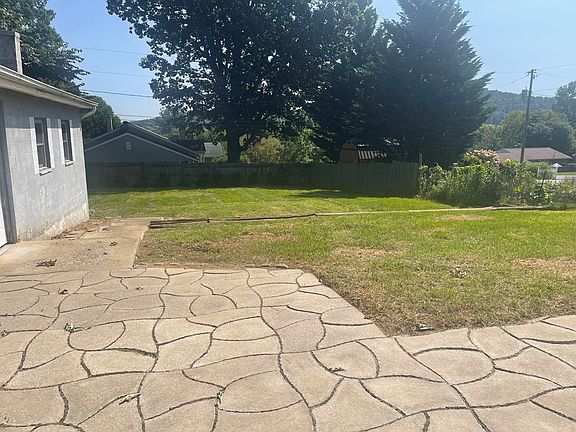 4th image of 407 Country Club Ln