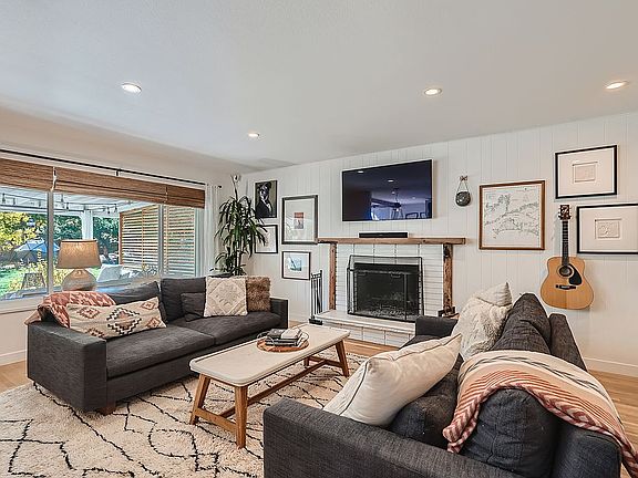 Living Room / Fireplace