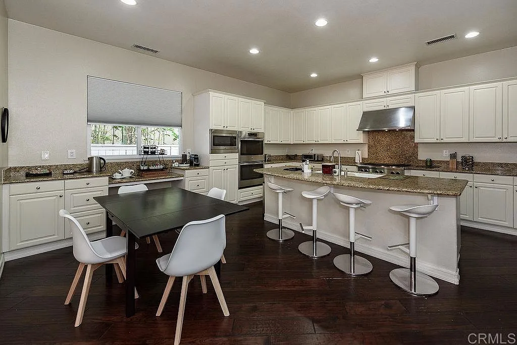 4 bed, 4.5 bath, 4226 sqft, $9,995 — Photo 3
