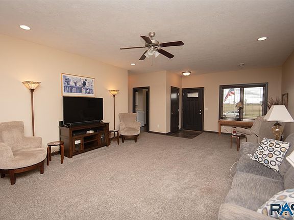 5th image of 3918 E Brewster St