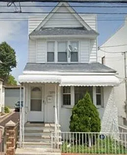 1153 E 40th St photo 1