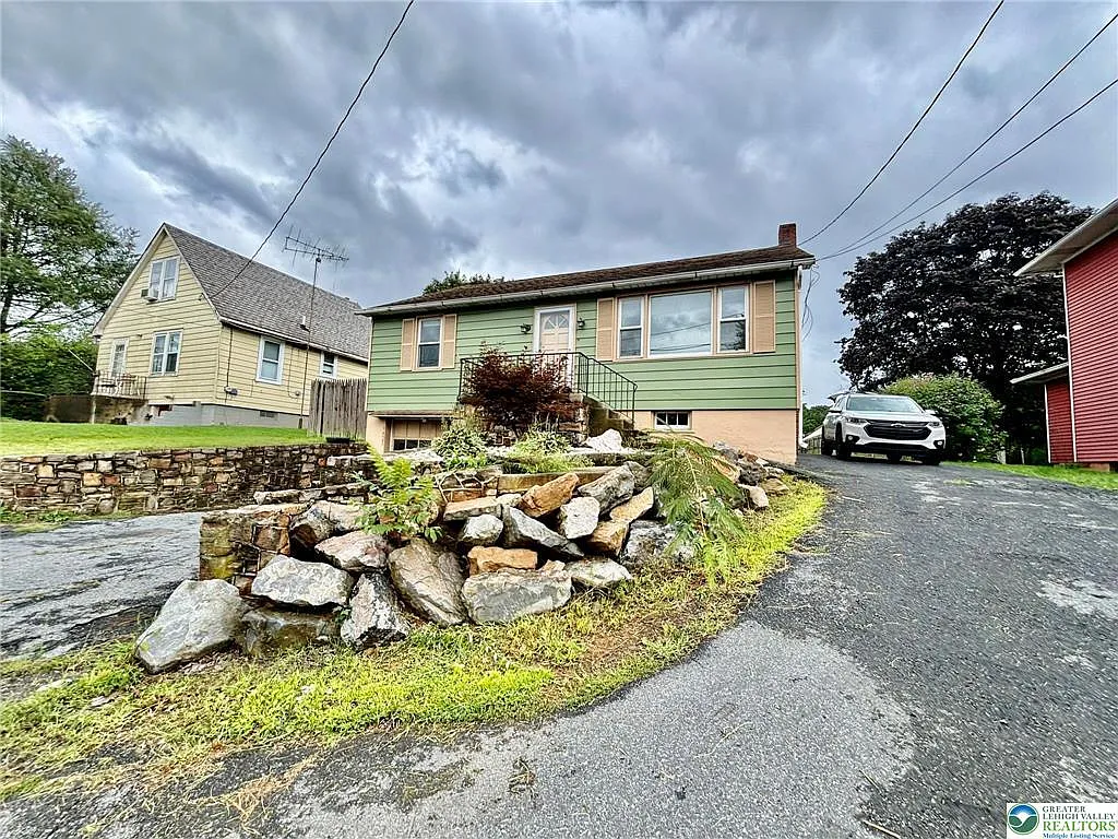 3 bed, 1.0 bath, 1396 sqft, $2,325 — Photo 2