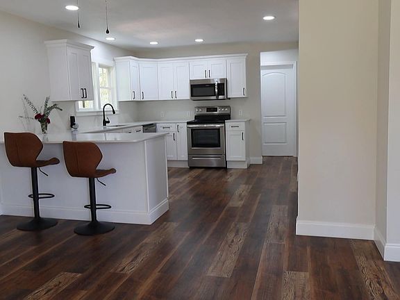 3rd image of 255 Maple St