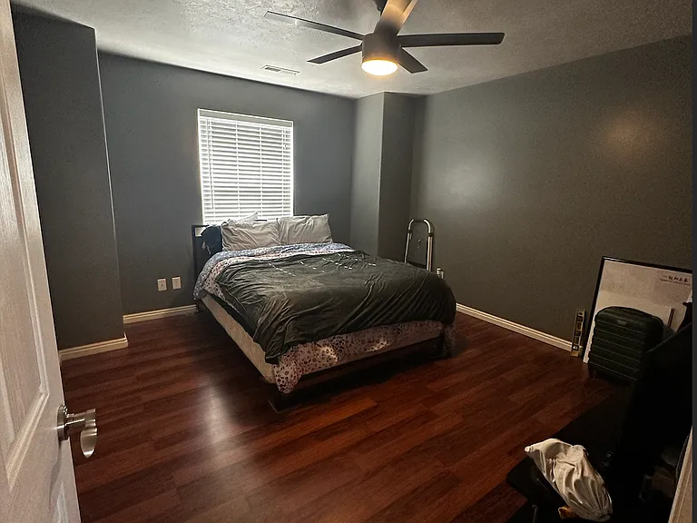 Bedroom 2 (queen mattress)