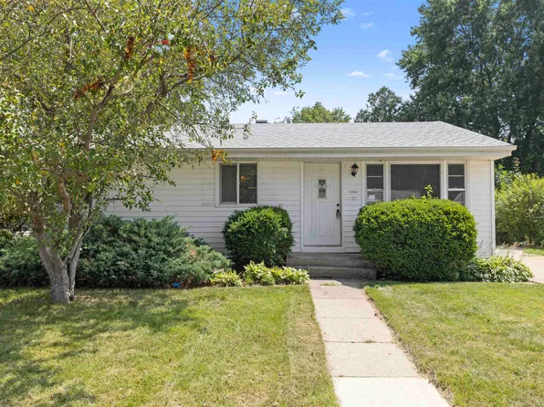 2221 Evans Ave, Loves Park, IL 61111