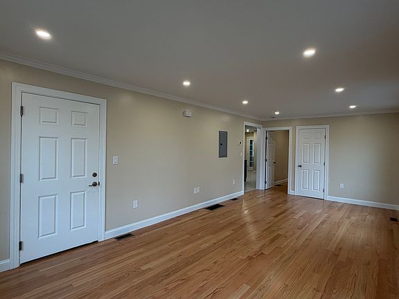 4th image of 153 Grove St Unit 153
